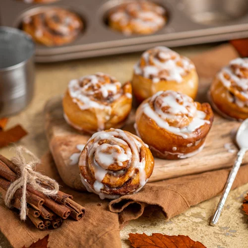 Τα πιο εύκολα cinnamon rolls που έχεις δοκιμάσει | Η yummy συνταγή του Άκη Πετρετζίκη