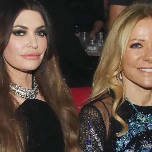 Η Μαριάννα Λάτση στην πρεμιέρα του Κωνσταντίνου Αργυρού & της Δέσποινας Βανδή | Με mini φόρεμα πλάι στην Κίμπερλι Γκιλφόιλ