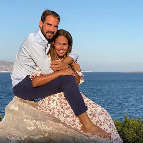 Η Νίνα Φλορ με ποδιά | Με παραδοσιακή φορεσιά στο πλευρό του Φίλιππου