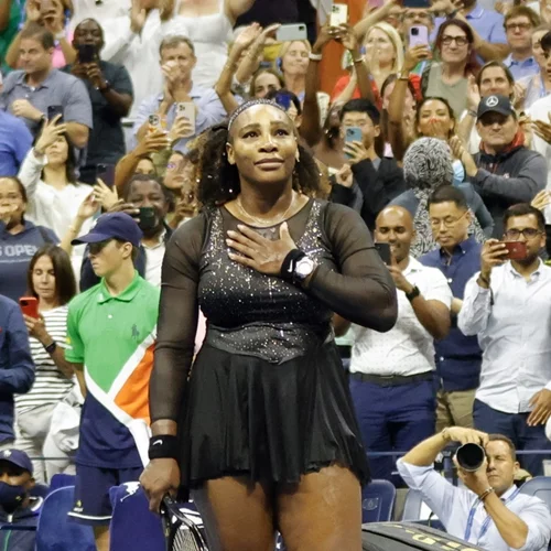 Ταυτίσου ελεύθερα | Η Serena Williams προσπαθεί μάταια να "μπει" στην τζιν φούστα της