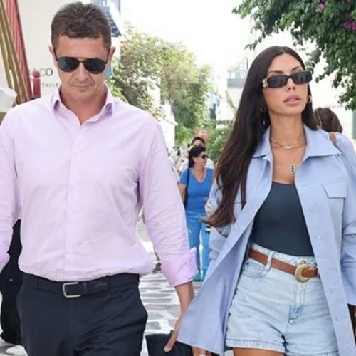 Αντώνης & Ιωάννα Σροίτερ  |  Φθινοπωρινή απόδραση στη Μύκονο - Με σουέντ clogs η σύζυγος του δημοσιογράφου