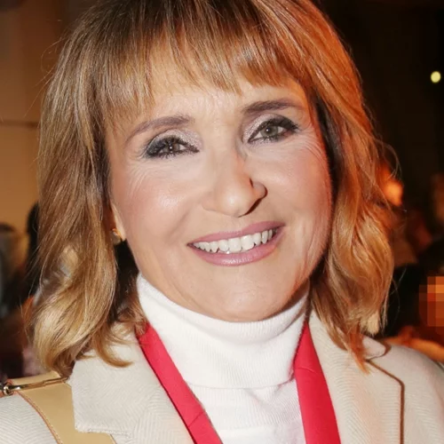 H Μάρα Ζαχαρέα μ' ένα παλτό που είναι ιδανικό για διακριτικό statement σε μια εμφάνιση