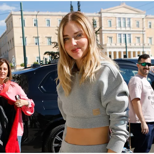 Η Chiara Ferragni βρίσκεται στην Ελλάδα | Το άνετο και κομψό travel look που δημιούργησε