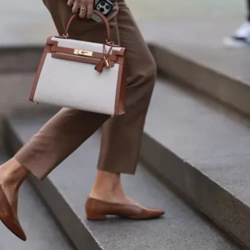 Οι stylish καφέ μπαλαρίνες που θα φοράτε καθημερινά στο γραφείο