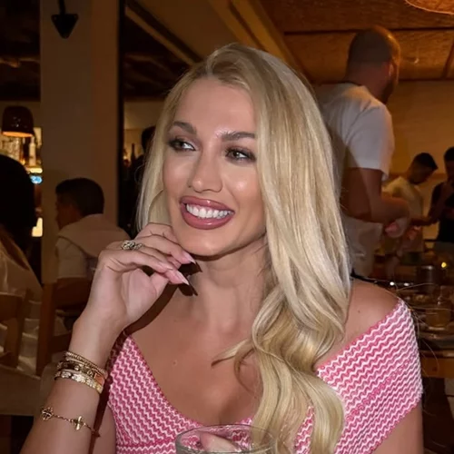 Στην κουζίνα η Κωνσταντίνα Σπυροπούλου | Έφτιαξε το viral γλυκό του καλοκαιριού