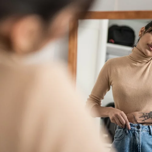 5 φθινοπωρινά looks με τζιν παντελόνι για γυναίκες άνω των 50