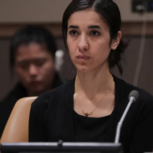 Η ακτιβίστρια Νadia Murad μιλάει στην Αngelina Jolie για τη σεξουαλική βία των προσφύγων πολέμου.