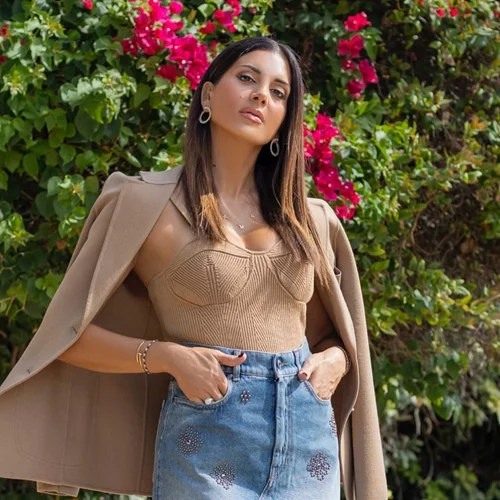 Η Σταματίνα Τσιμτσιλή με το mini φόρεμα από τη Mango που θα αναδείξει τη σιλουέτα σου