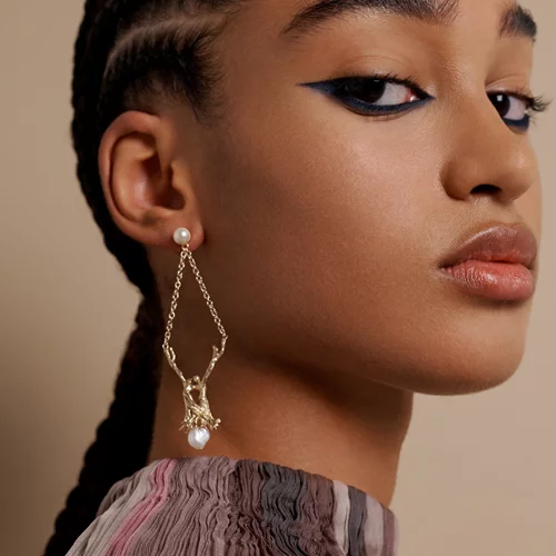 To μακιγιάζ ματιών των μοντέλων στο show Dior είχε ένα ιδιαίτερο twist