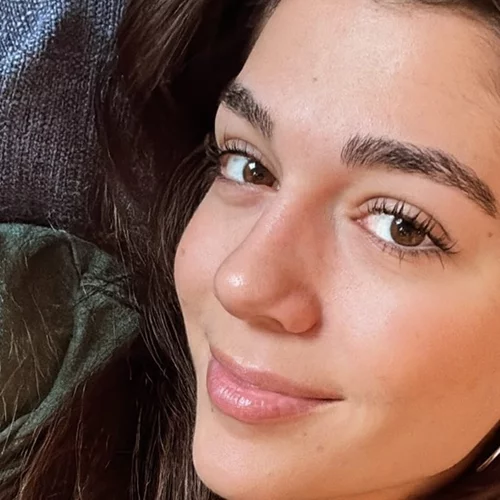 Η Μελίνα Νικολαΐδη φωτογραφίζει τον Δημήτρη Φιντιρίκο στον κήπο του | Μοιάζει με χριστουγεννιάτικο rooftop