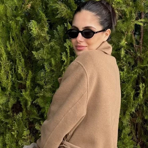 Αλεξάνδρα Νίκα | Βόλτα με τον γιο της στην παραλία - To casual outfit με την πιο stylish ζακέτα