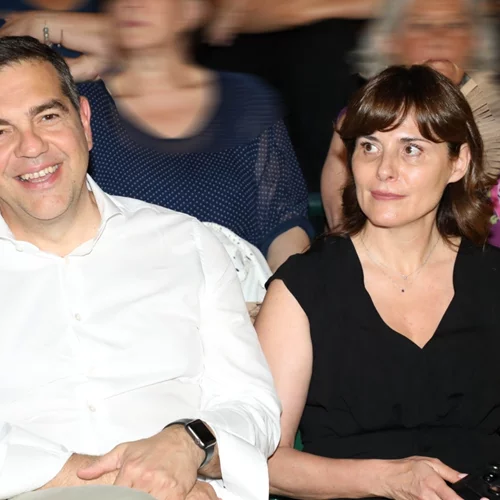 Η Μπέττυ Μπαζιάνα με μαύρη ολόσωμη φόρμα και πέδιλα | Η σπάνια βραδινή έξοδος με τον Αλέξη Τσίπρα