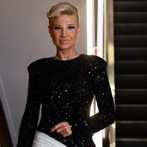 Η Φαίη Σκορδά με το διάσημο φόρεμα που φορούν οι Σκανδιναβές fashionistas τις γιορτές