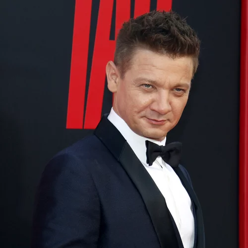 Jeremy Renner | Στο νοσοκομείο μετά από σοβαρό ατύχημα με εκχιονιστικό