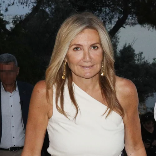 Η Μαρέβα Μητσοτάκη με πορτοκαλί midi φούστα στην επίσκεψή της στην Ινδία