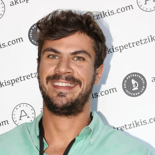 Άκης Πετρετζίκης | Το τρυφερό βίντεο με τον γιο του να ανεβαίνει τις σκάλες