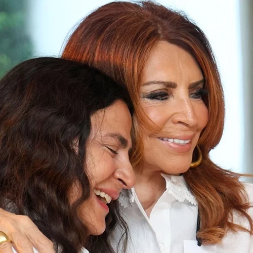 Η Μιμή Ντενίση με λευκό υφασμάτινο σορτς και πουκαμίσα όπως δεν την έχουμε ξαναδεί