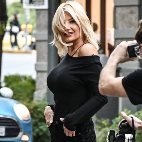 Φαίη Σκορδά | Με chic black σύνολο σε φωτογράφισή της στο κέντρο της Αθήνας