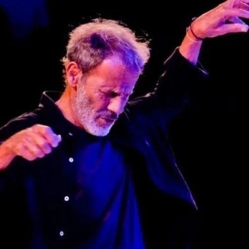 Σταύρος Ξαρχάκος | Αγκαλιά με τα δίδυμα παιδιά του στη σκηνή του Ηρώδειου