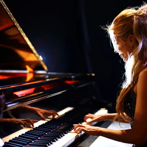 Γνωστή πιανίστα εμπλέκεται σε κύκλωμα μαστροπείας | Παρείχε ερωτικές υπηρεσίες και στη συνέχεια εκβίαζε τους πελάτες της