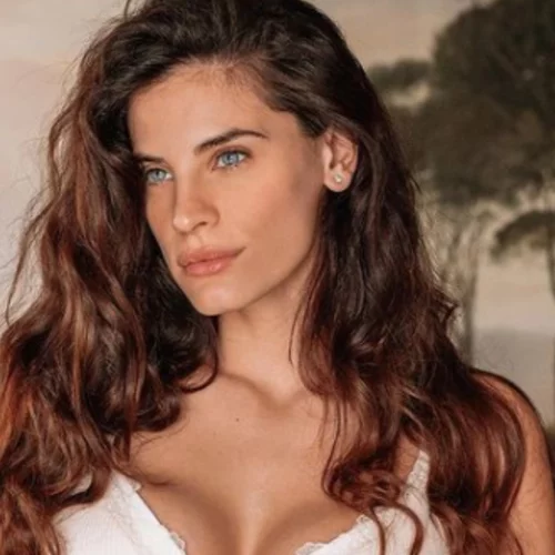 Χριστίνα Μπόμπα | Ποζάρει με crop top και πιο φουσκωμένη κοιλίτσα από ποτέ