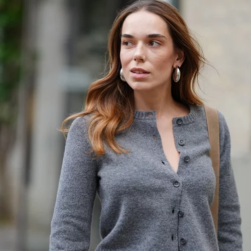 H πλεκτή ζακέτα με κουμπιά από την Oysho που θα φοράς συνέχεια