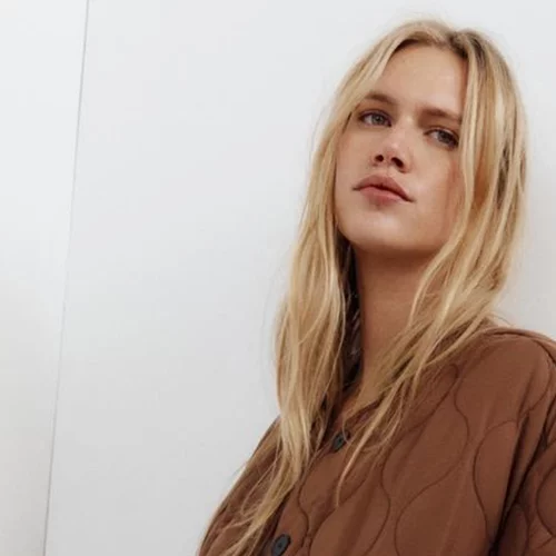 Καφέ, καπιτονέ, αδιάβροχο | Το μπουφάν από τη Zara που θα σε κρατήσει ζεστή στις κακοκαιρίες του χειμώνα