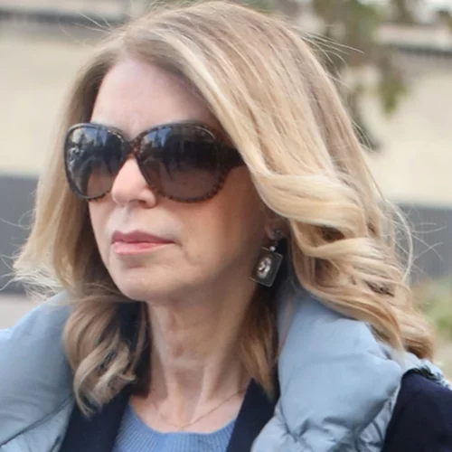 Η Έλλη Στάη με casual look στο κέντρο της Αθήνας | Με τζιν και σακάκι