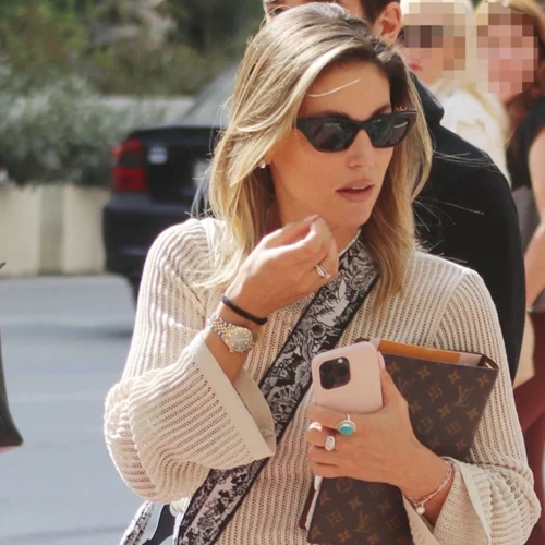 Σκέφτεσαι πώς θα ντυθείς κομψά στο γραφείο τώρα που έχει ζέστη; Η Αθηνά Οικονομάκου δημιούργησε το ιδανικό look