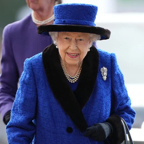 Η βασίλισσα Ελισάβετ έγινε Barbie στα 96 της | Πόσο και πού πωλείται η συλλεκτική κούκλα