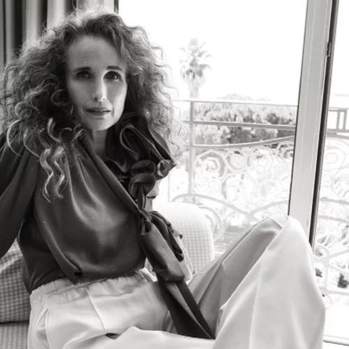 Andie Macdowell | "Ξυπνούσα μέσα στη νύχτα για να δω αν η μαμά μου είχε θυμηθεί να σβήσει τα τσιγάρα της"