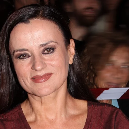 Η Καρυοφυλλιά Καραμπέτη έχει υιοθετήσει το κούρεμα που κάνει τα μαλλιά να δείχνουν πιο πλούσια και υγιή