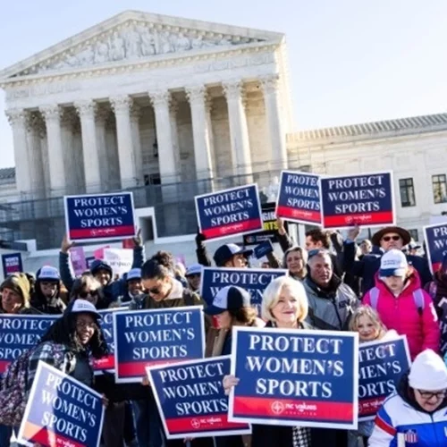 ΗΠΑ | Το Ανώτατο Δικαστήριο εξετάζει το δικαίωμα διεμφυλικών γυναικών να συμμετέχουν σε αθλητικές διοργανώσεις