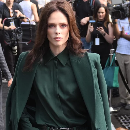 5 χρωματιστά παλτό που φορούν οι fashionistas για εσένα που βαρέθηκες το μαύρο