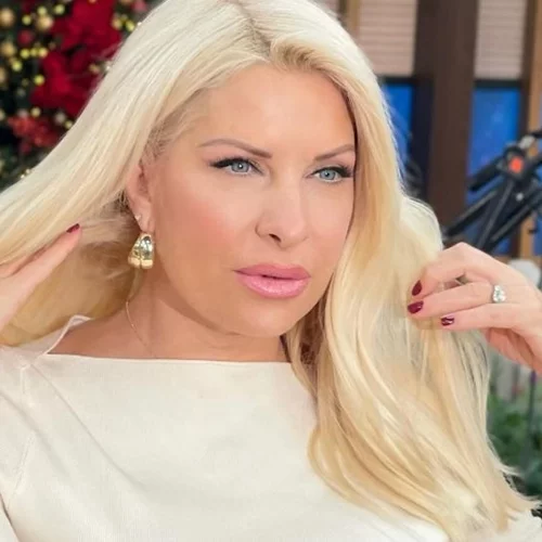 Ελένη Μενεγάκη | Με λευκή ολόσωμη φόρμα που "ερωτεύτηκε"