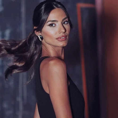 H Ηλιάνα Παπαγεωργίου φτιάχνει τα νύχια της στο σαλόνι του σπιτιού της βλέποντας "Shopping Star"