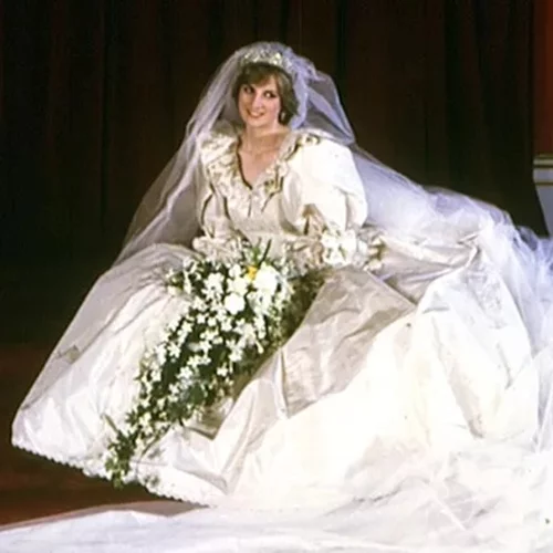 Diana | Tο γούρι που ζήτησε να κεντηθεί στο νυφικό της και κανείς δεν το είχε προσέξει μέχρι σήμερα