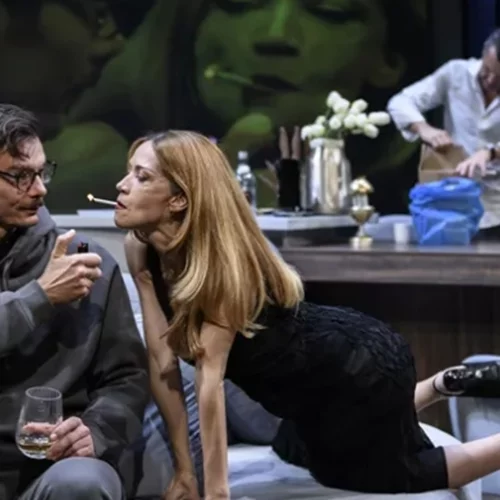 "Demons" | Παράταση παραστάσεων για το σκοτεινό έργο με τους Ιωάννη Παπαζήση, Ιωάννα Παππά, Γιάννη Κουκουράκη, Μαρίζα Τσάρη