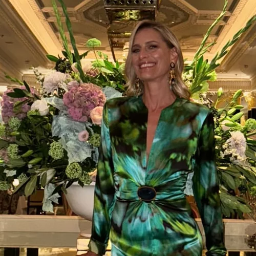 Η Τατιάνα Μπλάτνικ ποζάρει σε φιλανθρωπικό gala με την Ελένη Φουρέιρα | Το stylish φόρεμά της σε πράσινες αποχρώσεις