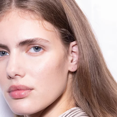 Ροζ πούδρα | Το μυστικό που δίνει φως κάτω από τα μάτια