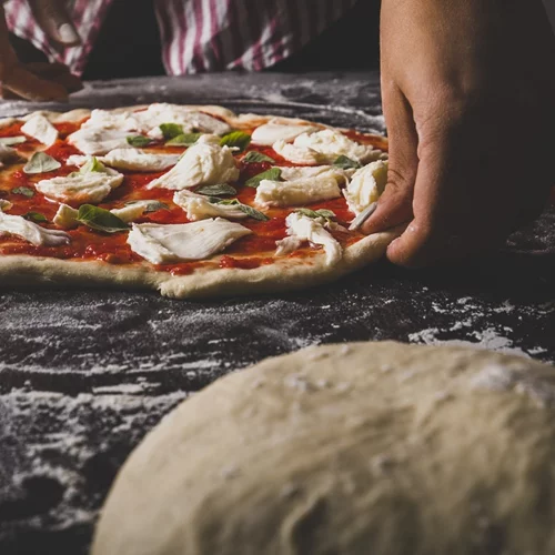 H φανταστική ζύμη για πίτσα μόνο με γιαούρτι και αλεύρι | Ό,τι πρέπει για ένα γρήγορο βραδινό