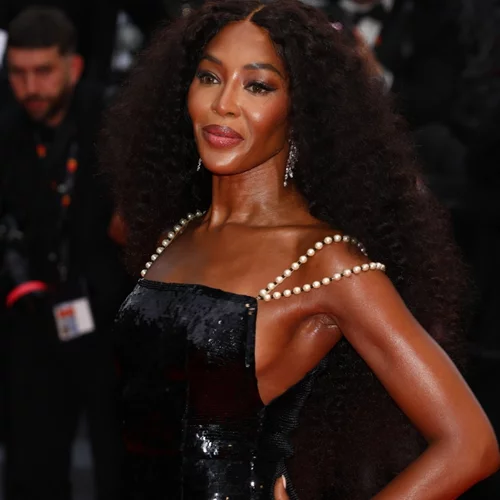 Φεστιβάλ Καννών | Η Naomi Campbell περπάτησε στο κόκκινο χαλί με vintage Chanel δημιουργία που είχε φορέσει στα 90s