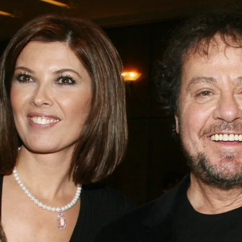 Η Σοφία Αλιμπέρτη με λευκά λουλούδια στα μαλλιά και off-shoulder νυφικό στο πλευρό του Γιάννη Πάριου