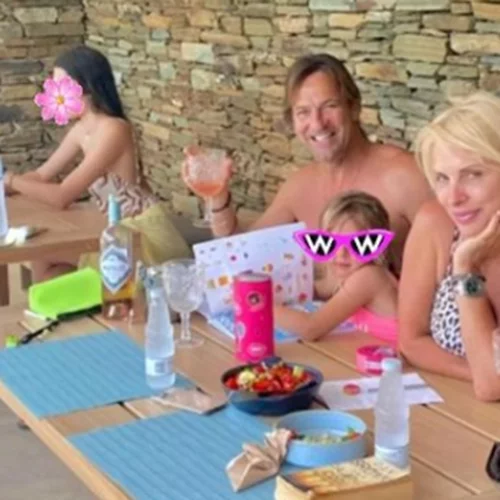 Ελένη Μενεγάκη | Η φωτογραφία με τον Ματέο Παντζόπουλο και τα παιδιά της από την Άνδρο