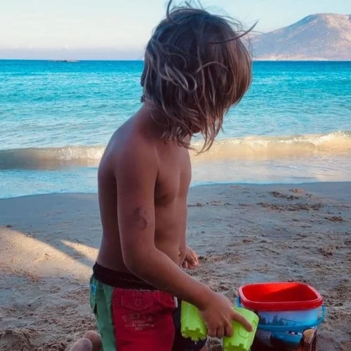 Η Αέλια και ο Αρίωνας Κατσούλης περνάνε το καλοκαίρι τους στη θάλασσα | Τα παιχνίδια στην άμμο και η γλυκιά φωτογραφία του Κρατερού Κατσούλη