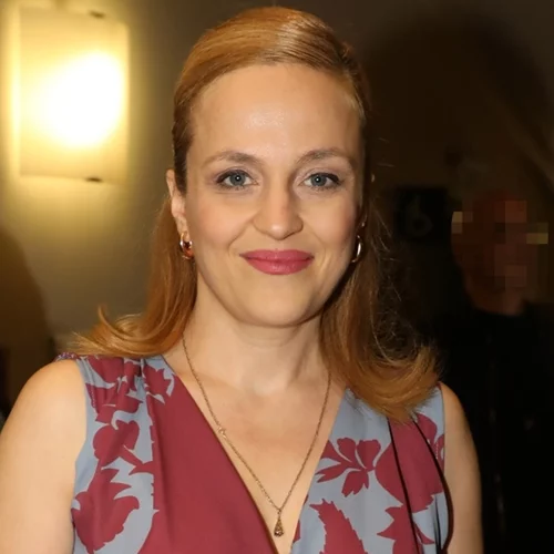 Η Έλενα Μαυρίδου στην επίσημη πρεμιέρα του συντρόφου της στο θέατρο