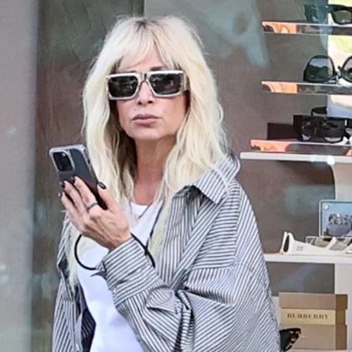 Με μαύρο μπικίνι η Άννα Βίσση στην πισίνα του σπιτιού της | Οι ιδιωτικές βουτιές της