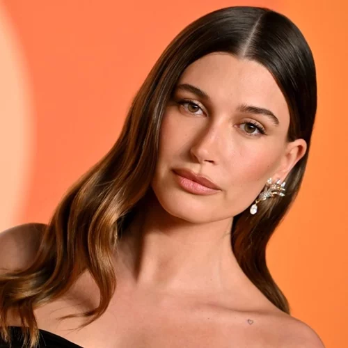 Κατά 1 δισεκατομμύριο δολάρια πλουσιότερη έγινε η Hailey Bieber μετά την εξαγορά της Rhode από την e.l.f. Beauty