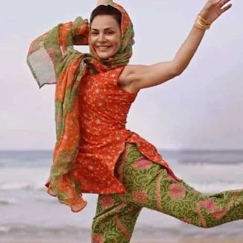 Η Δήμητρα Ματσούκα χορεύει πάνω σε ποταμόπλοιο στον Γάγγη