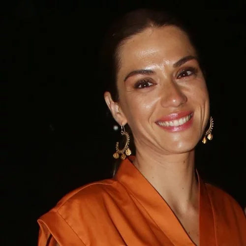 Βάσω Λασκαράκη | Βραδινή έξοδος με φίλες της - Το chic χτένισμά της